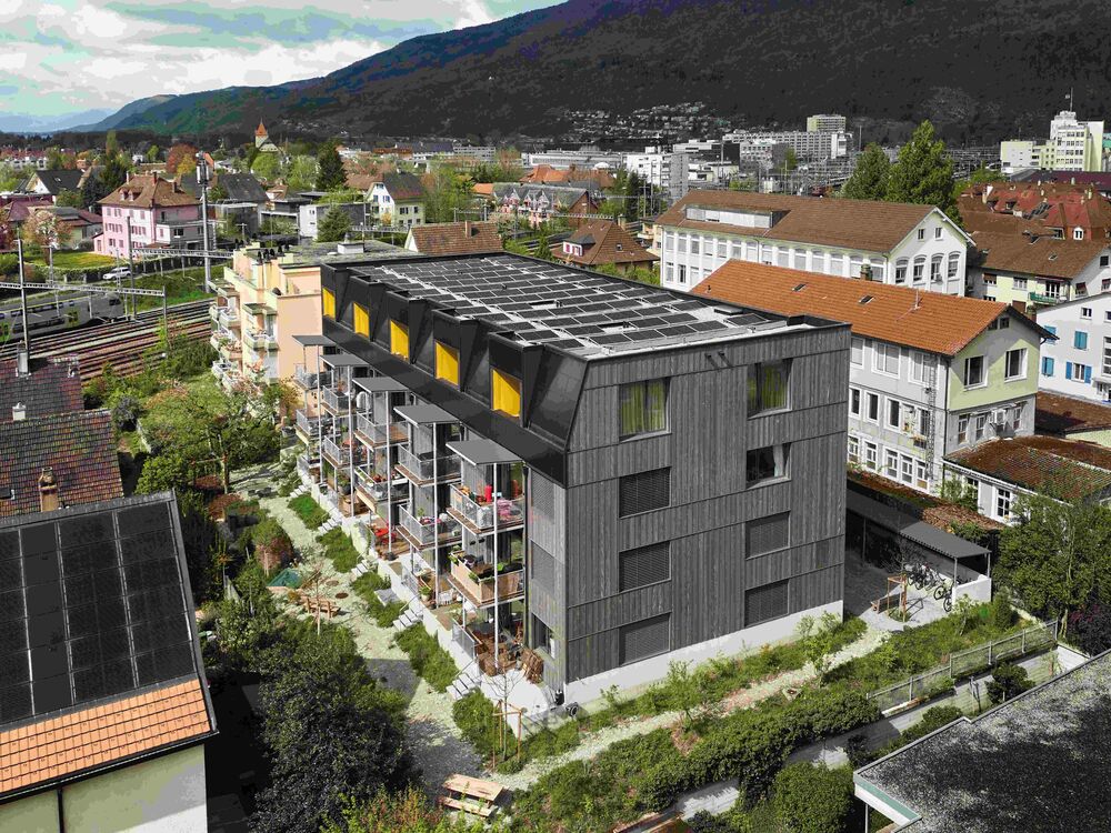 129 % PlusEnergie-MFH «Maison Climat» in Biel BE, 2022 entstanden in einer Brandlücke im Madretsch-Quartier. Die Photovoltaik-Anlage auf dem Dach und an der Fassade fügt sich ästhetisch ansprechend in den Holzbau ein und erzeugt jährlich 73'000 kWh/a CO2-freien Solarstrom. Dieser wird den Mieterinnen und Mietern günstig abgegeben. (Fotos: Schweizer Solarpreis 2023)